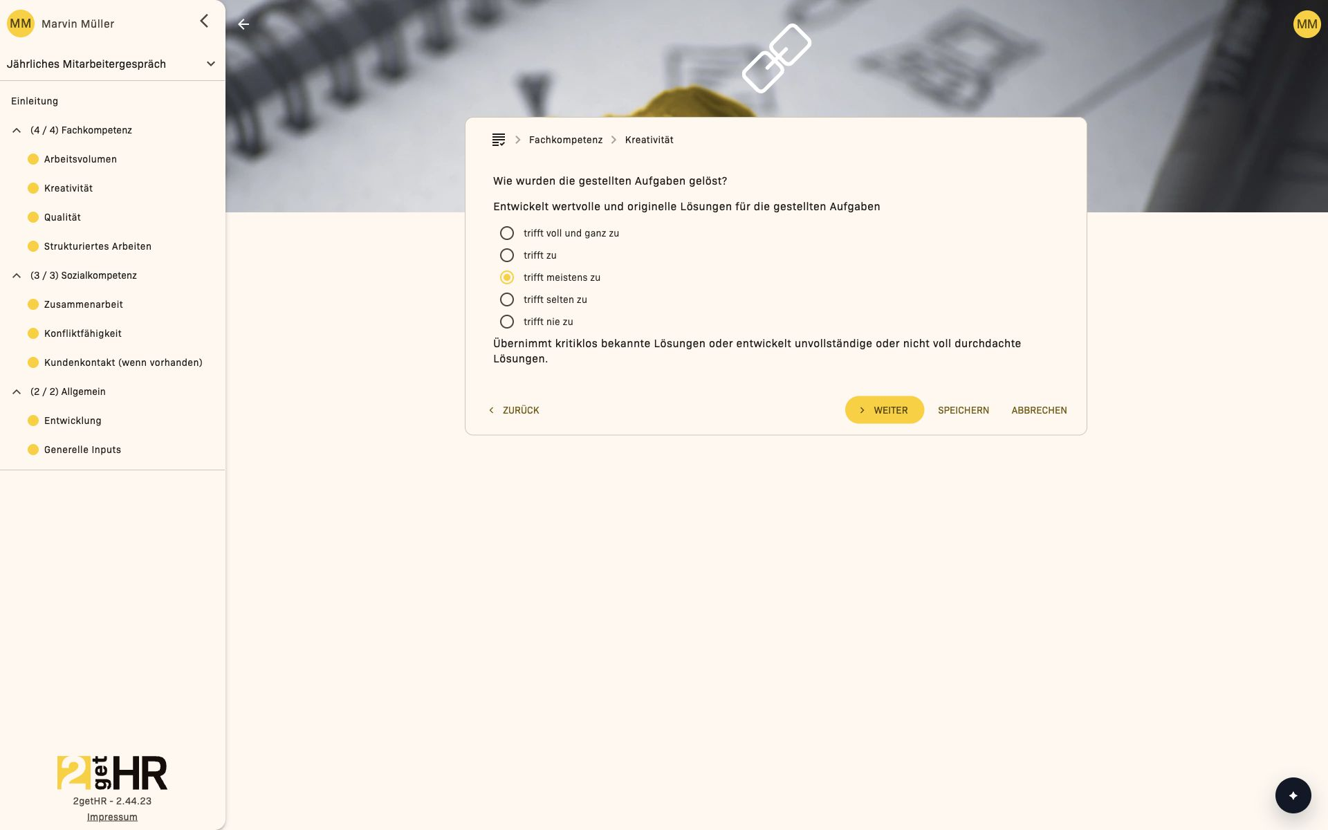 Marvin bereitet seine Antworten auf die Fragen vor